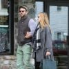 Ryan Reynolds se promène avec sa femme Blake Lively, enceinte, dans les rues de New York, le 1er octobre 2014. 