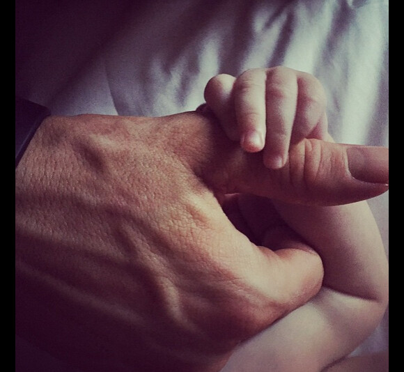 Le 14 mai 2015, Ryan Reynolds a dévoilé la première photo de sa fille James. On voit seulement la main de la petite.