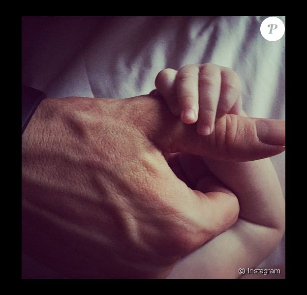 Le 14 mai 2015, Ryan Reynolds a dévoilé la première photo de sa fille James. On voit seulement la main de la petite.