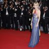Sienna Miller (robe Valentino) - Montée des marches du film "The Sea of Trees" (La Forêt des Songes) lors du 68e Festival International du Film de Cannes, le 16 mai 2015.