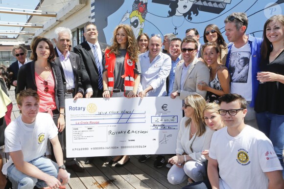 Adriana Karembeu lance la grande quête nationale de la Croix-Rouge sur le Vieux-Port à Marseille, le 16 mai 2015.