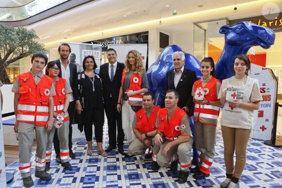 Adriana Karembeu lance la grande quête nationale de la Croix-Rouge sur le Vieux-Port à Marseille, le 16 mai 2015.