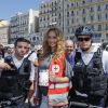 La splendide Adriana Karembeu lance la grande quête nationale de la Croix-Rouge sur le Vieux-Port à Marseille, le 16 mai 2015.