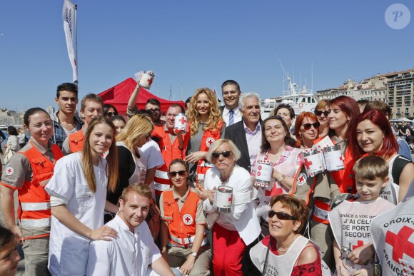 Adriana Karembeu lance la grande quête nationale de la Croix-Rouge sur le Vieux-Port à Marseille, le 16 mai 2015.