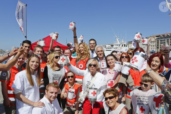 L'ex-top Adriana Karembeu lance la grande quête nationale de la Croix-Rouge sur le Vieux-Port à Marseille, le 16 mai 2015.