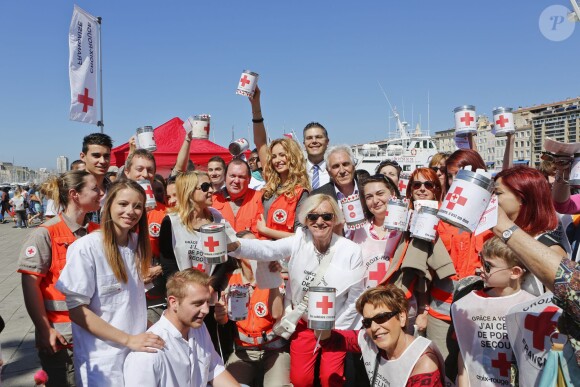 Adriana Karembeu lance la grande quête nationale de la Croix-Rouge sur le Vieux-Port à Marseille, le 16 mai 2015.