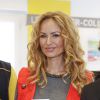 La belle Adriana Karembeu lance la grande quête nationale de la Croix-Rouge sur le Vieux-Port à Marseille, le 16 mai 2015.
