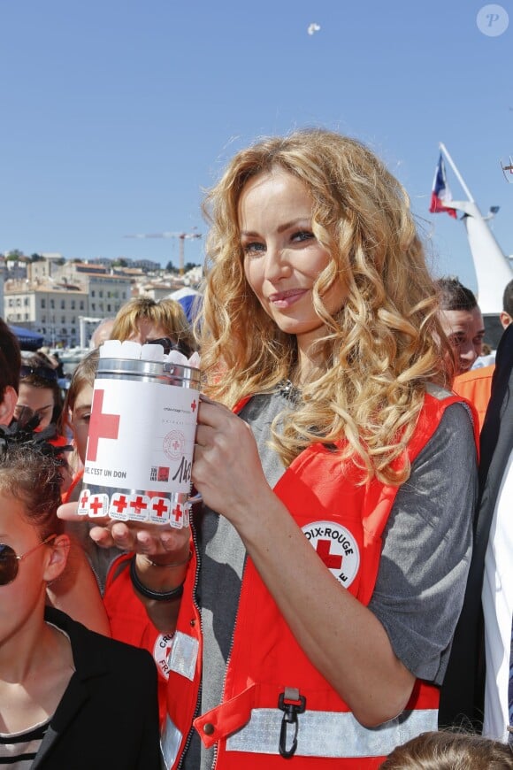 Adriana Karembeu lance la grande quête nationale de la Croix-Rouge sur le Vieux-Port à Marseille, le 16 mai 2015.
