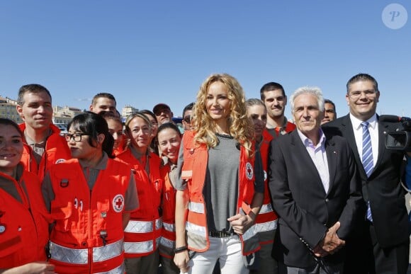 Adriana Karembeu lance la grande quête nationale de la Croix-Rouge sur le Vieux-Port à Marseille, le 16 mai 2015.