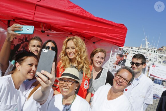 Adriana Karembeu lance la grande quête nationale de la Croix-Rouge sur le Vieux-Port à Marseille, le 16 mai 2015.