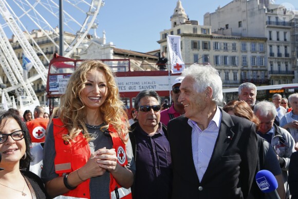 Adriana Karembeu lance la grande quête nationale de la Croix-Rouge sur le Vieux-Port à Marseille, le 16 mai 2015.