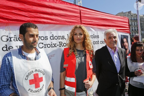 Adriana Karembeu lance la grande quête nationale de la Croix-Rouge sur le Vieux-Port à Marseille, le 16 mai 2015.