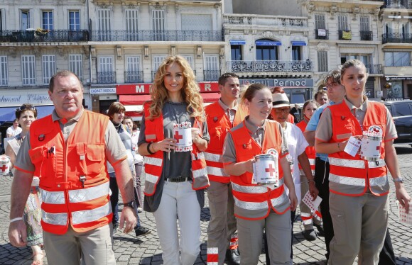 Adriana Karembeu lance la grande quête nationale de la Croix-Rouge sur le Vieux-Port à Marseille, le 16 mai 2015.