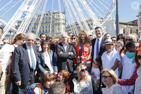 Adriana Karembeu lance la grande quête nationale de la Croix-Rouge sur le Vieux-Port à Marseille, le 16 mai 2015.
