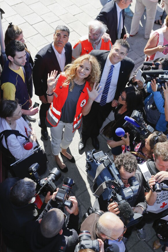 Adriana Karembeu lance la grande quête nationale de la Croix-Rouge sur le Vieux-Port à Marseille, le 16 mai 2015.