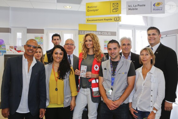 Adriana Karembeu lance la grande quête nationale de la Croix-Rouge sur le Vieux-Port à Marseille, le 16 mai 2015.