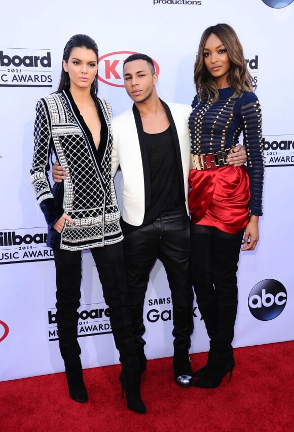 Kendall Jenner, Olivier Rousteing, Jourdan Dunn aux Billboard Music Awards le 17 mai 2015. Les deux mannequins portent des pièces que l'on pourra retrouver dans la collection Balmain x H&M