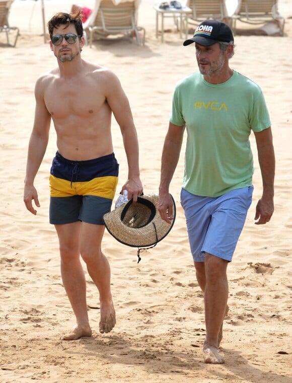 Matt Bomer se promène avec son époux Simon Halls sur une plage à Hawaii, le 19 mai 2015