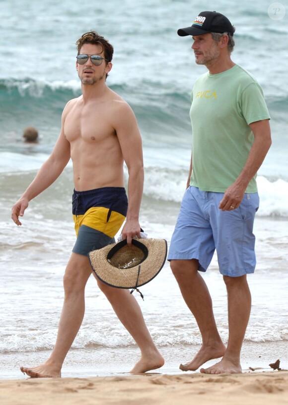 Le beau Matt Bomer se promène avec son mari Simon Halls sur une plage à Hawaii, le 19 mai 2015