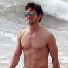 Matt Bomer se promène avec son mari Simon Halls sur une plage à Hawaii, le 19 mai 2015