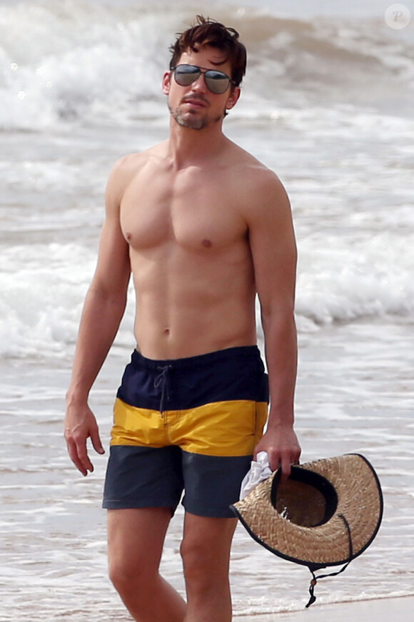 Le sexy Matt Bomer se promène avec son mari Simon Halls sur une plage à Hawaii, le 19 mai 2015