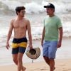 Matt Bomer se promène avec son mari Simon Halls sur une plage à Hawaii, le 19 mai 2015