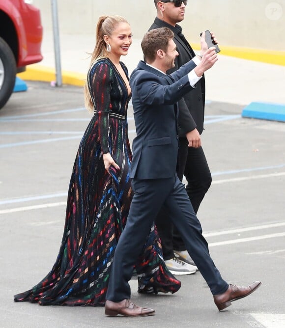 Jennifer Lopez et Ryan Seacrest à la sortie des studios d'enregistrement de l’émission « American Idol » à Hollywood, le 22 avril 2015 