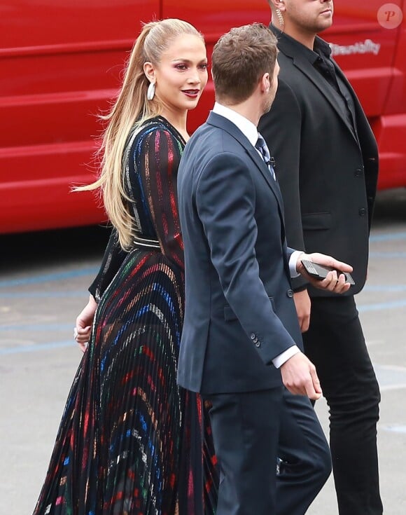 Jennifer Lopez et Ryan Seacrest à la sortie des studios d'enregistrement de l’émission « American Idol » à Hollywood, le 22 avril 2015