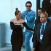 Jennifer Lopez et Casper Smart à la sortie du plateau de 'American Idol' à Hollywood. Jennifer semble avoir un problème de fermeture éclair! Le 8 avril 2015 