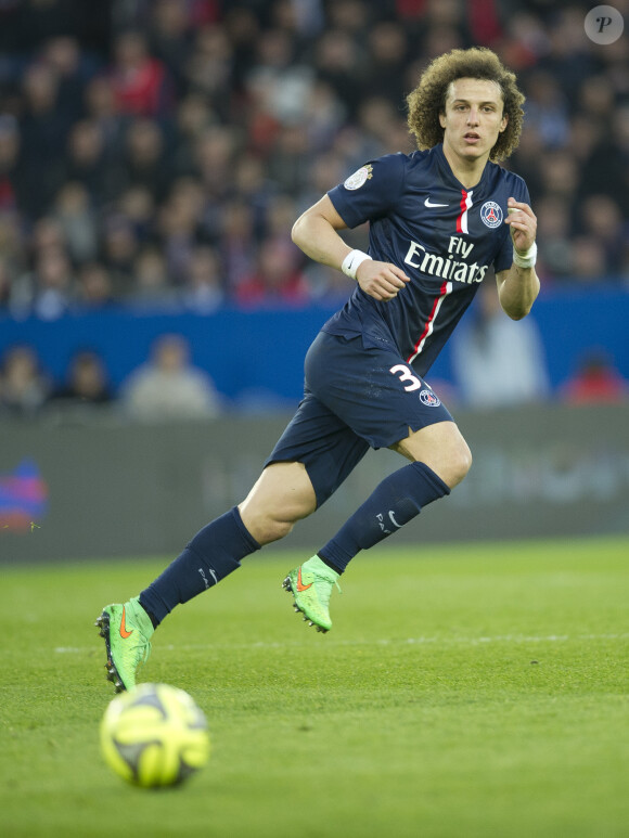 David Luiz lors du match Paris Saint-Germain (PSG) contre Lens (RCL) au Parc des Princes à Paris le 7 mars 2015.