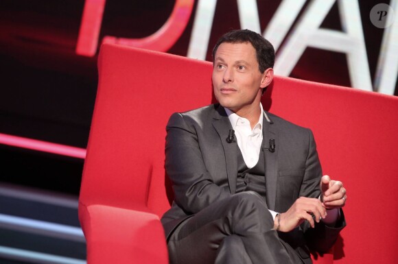 Exclusif - Marc-Olivier Fogiel a pris la place de ses invités dans le fameux fauteuil rouge de son émission Le Divan, à Paris le 13 mars 2015.