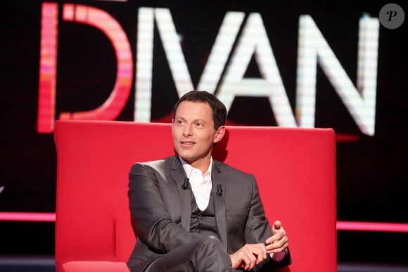 Exclusif - Marc-Olivier Fogiel a pris la place de ses invités dans le fameux fauteuil rouge de son émission Le Divan, à Paris le 13 mars 2015.