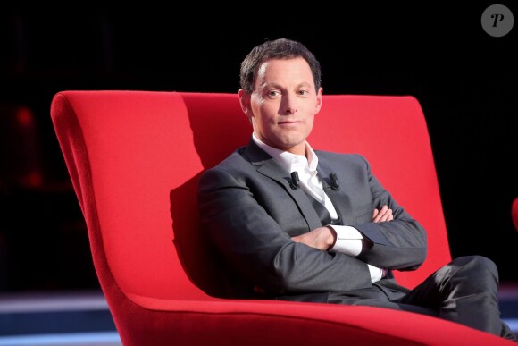 Exclusif - Marc-Olivier Fogiel a pris la place de ses invités dans le fameux fauteuil rouge de son émission Le Divan, à Paris le 13 mars 2015.