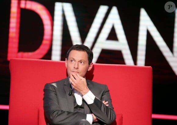 Exclusif - Marc-Olivier Fogiel a pris la place de ses invités dans le fameux fauteuil rouge de son émission Le Divan, à Paris le 13 mars 2015.