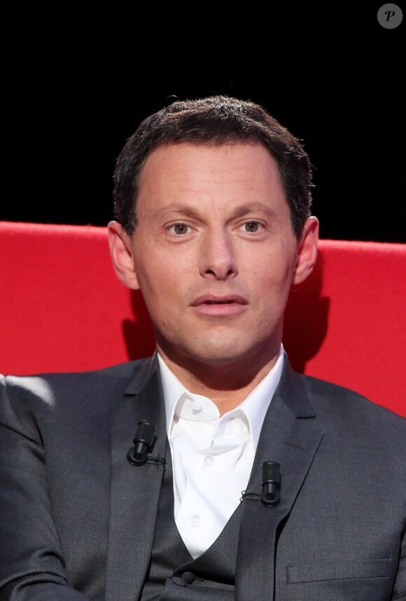 Exclusif - Marc-Olivier Fogiel a pris la place de ses invités dans le fameux fauteuil rouge de son émission Le Divan, à Paris le 13 mars 2015.
