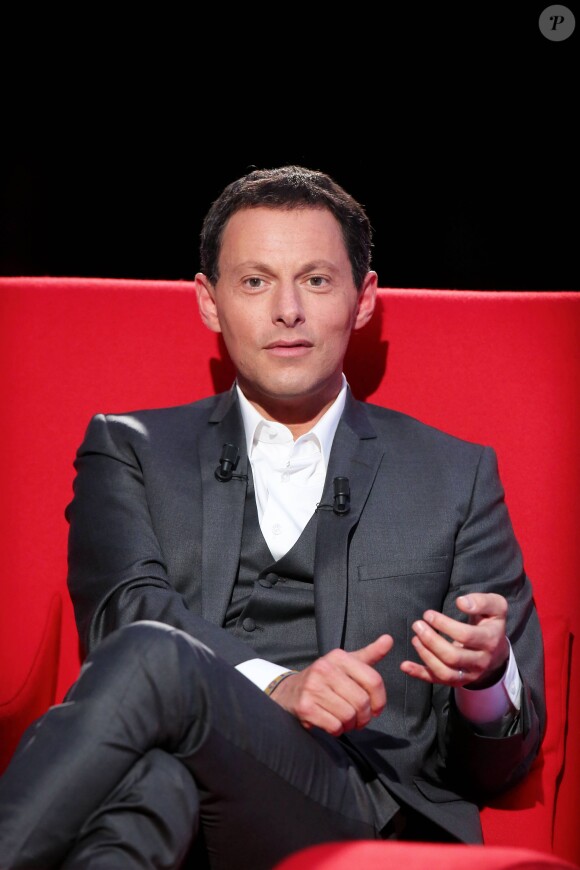 Exclusif - Marc-Olivier Fogiel a pris la place de ses invités dans le fameux fauteuil rouge de son émission Le Divan, à Paris le 13 mars 2015.