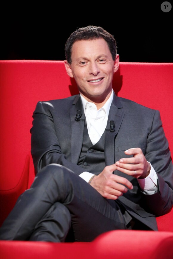 Exclusif - Marc-Olivier Fogiel a pris la place de ses invités dans le fameux fauteuil rouge de son émission Le Divan, à Paris le 13 mars 2015.