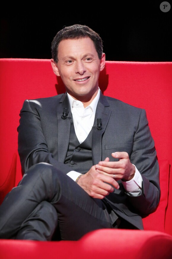 Exclusif - Marc-Olivier Fogiel a pris la place de ses invités dans le fameux fauteuil rouge de son émission Le Divan, à Paris le 13 mars 2015.