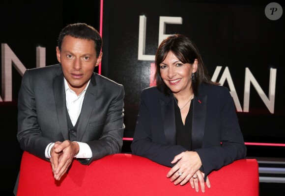 Exclusif - Marc-Olivier Fogiel en entretien avec la maire de Paris Anne Hidalgo, lors de l'enregistrement du Divan, le 6 mars 2015. L'émission sera diffusée sur France 3 le mardi 7 avril 2015, à 23h15.