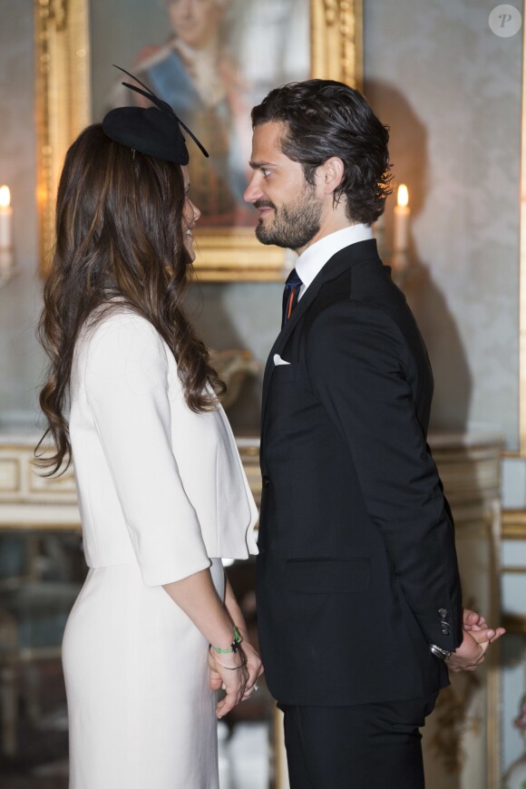Sofia Hellqvist et le prince Carl Philip de Suède lors de la réception après la publication des bans de leur mariage le 17 mai 2015 en la chapelle royale, au palais Drottningholm, à Stockholm, où leurs noces seront célébrées le 13 juin 2015