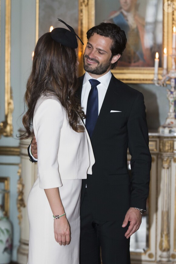 Sofia Hellqvist et le prince Carl Philip de Suède lors de la réception après la publication des bans de leur mariage le 17 mai 2015 en la chapelle royale, au palais Drottningholm, à Stockholm, où leurs noces seront célébrées le 13 juin 2015