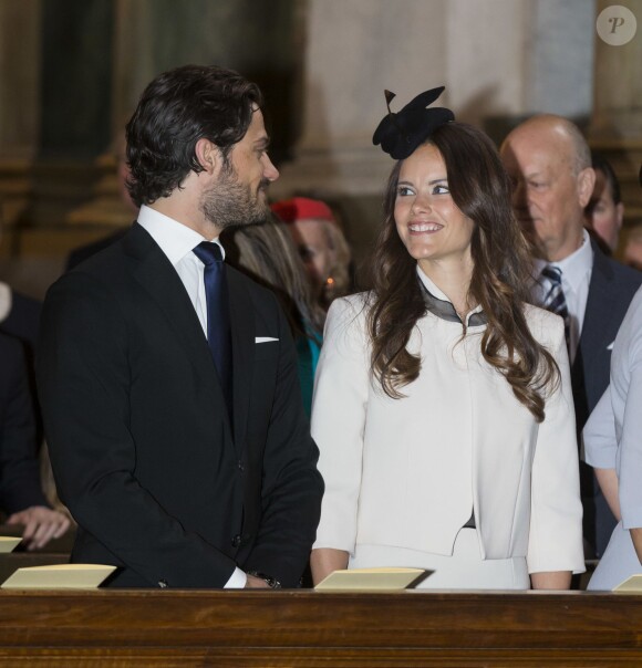 Sofia Hellqvist et le prince Carl Philip de Suède lors de la publication des bans de leur mariage le 17 mai 2015 en la chapelle royale, au palais Drottningholm, à Stockholm, où leurs noces seront célébrées le 13 juin 2015