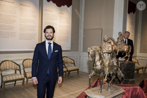Le prince Carl Philip inaugurait le 26 mai 2015 au château de Stromsholm une exposition consacrée à la reine Hedvig Eleonora.