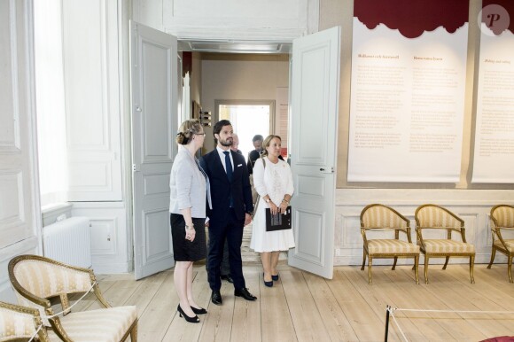 Le prince Carl Philip inaugurait le 26 mai 2015 au château de Stromsholm une exposition consacrée à la reine Hedvig Eleonora.