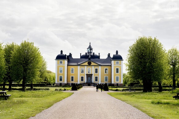 Le prince Carl Philip inaugurait le 26 mai 2015 au château de Stromsholm une exposition consacrée à la reine Hedvig Eleonora.