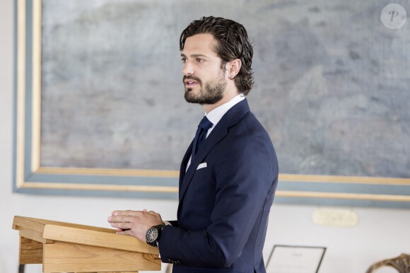 Le prince Carl Philip inaugurait le 26 mai 2015 au château de Stromsholm une exposition consacrée à la reine Hedvig Eleonora.