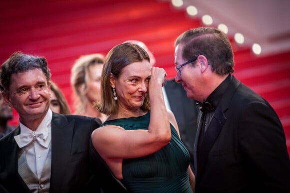 Carole Bouquet, très émue, et son compagnon Philippe Sereys de Rothschild - Descente des marches du film "Le Petit Prince" lors du 68e Festival International du Film de Cannes le 22 mai 2015