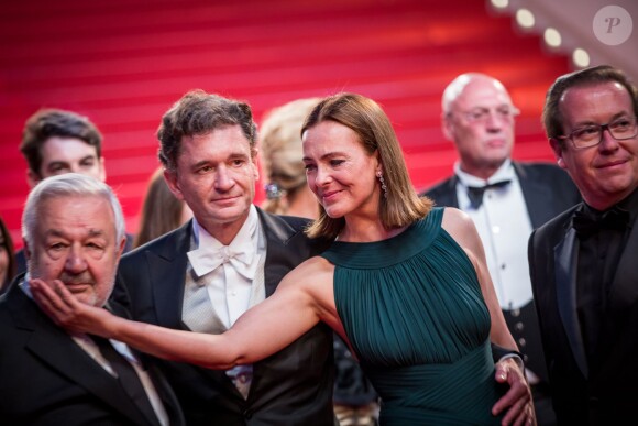 Carole Bouquet, son compagnon Philippe Sereys de Rothschild et Paul Rassam - Descente des marches du film "Le Petit Prince" lors du 68e Festival International du Film de Cannes le 22 mai 2015
