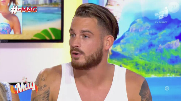 Raphaël sur le plateau du Mag de NRJ12 s'explique au sujet de sa relation amoureuse avec Anaïs Camizuli. Le 11 mai 2015.