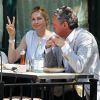 Exclusif - Kelly Rutherford fait un signe "peace" aux photographes alors qu'elle déjeune en terrasse du restaurant Sant Ambroeus avec un ami à New York, le 5 mai 2015. 